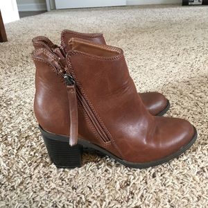 Trendy NWOT brown ankle boots!